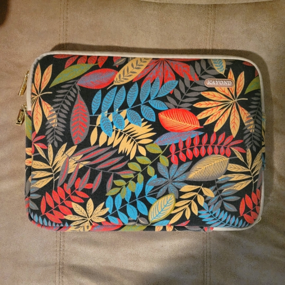 Kayond computer sleeve.